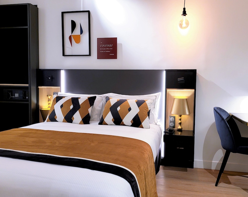 Room at Hotel Star Champs Elysees, PARIS