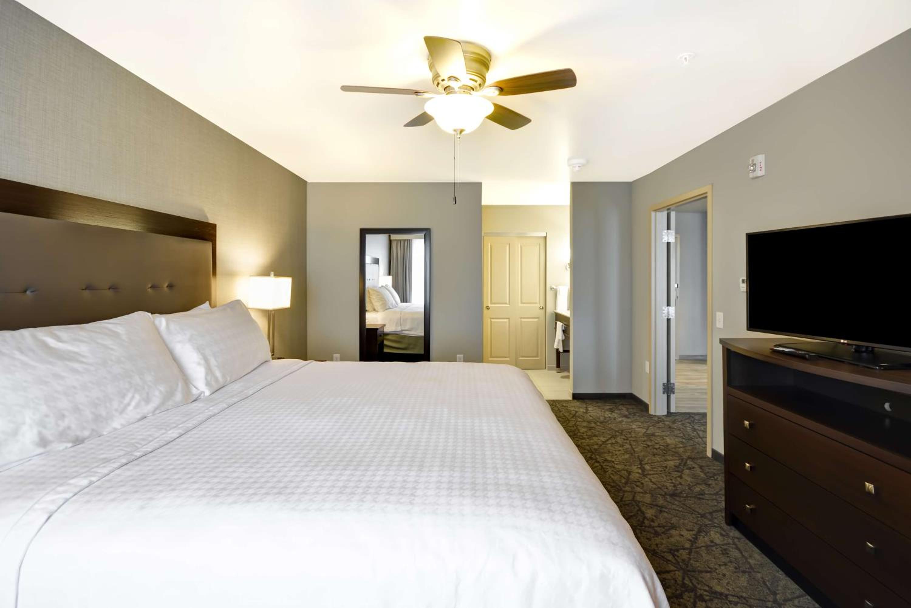 جناح بسرير كينج بغرفة نوم واحدة مع أريكة، Homewood Suites By Hilton Phoenix Tempe Asu Area 2/9