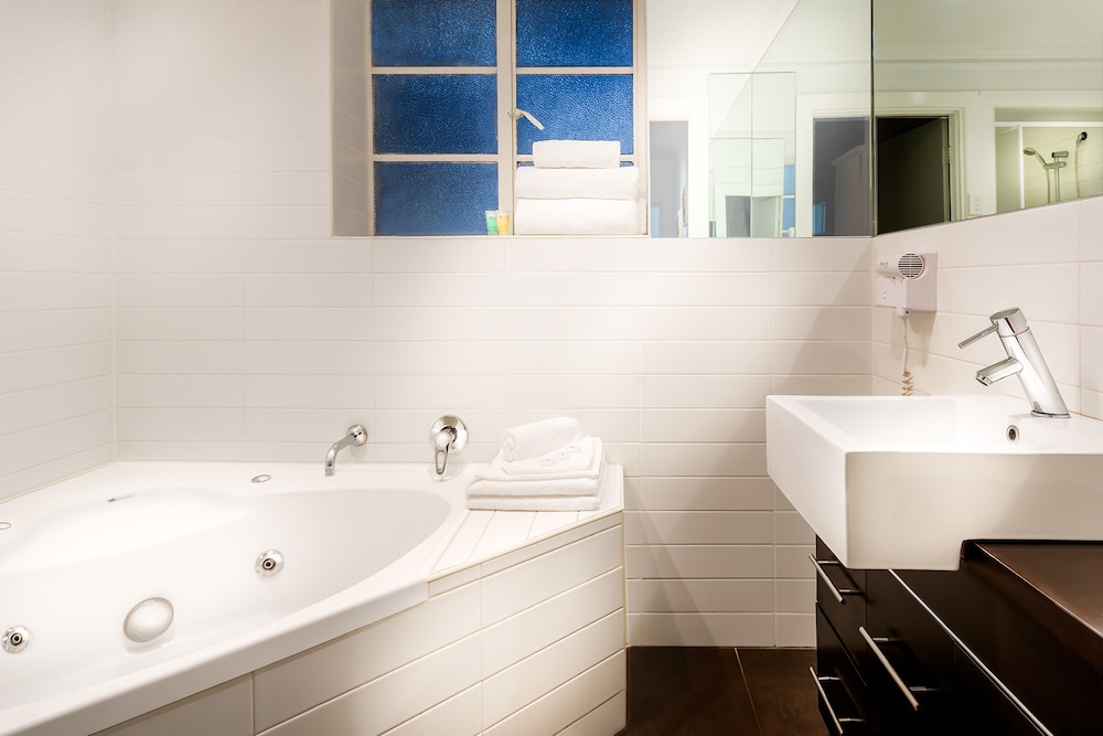 Crest On Barkly Serviced Apartments 26/28
