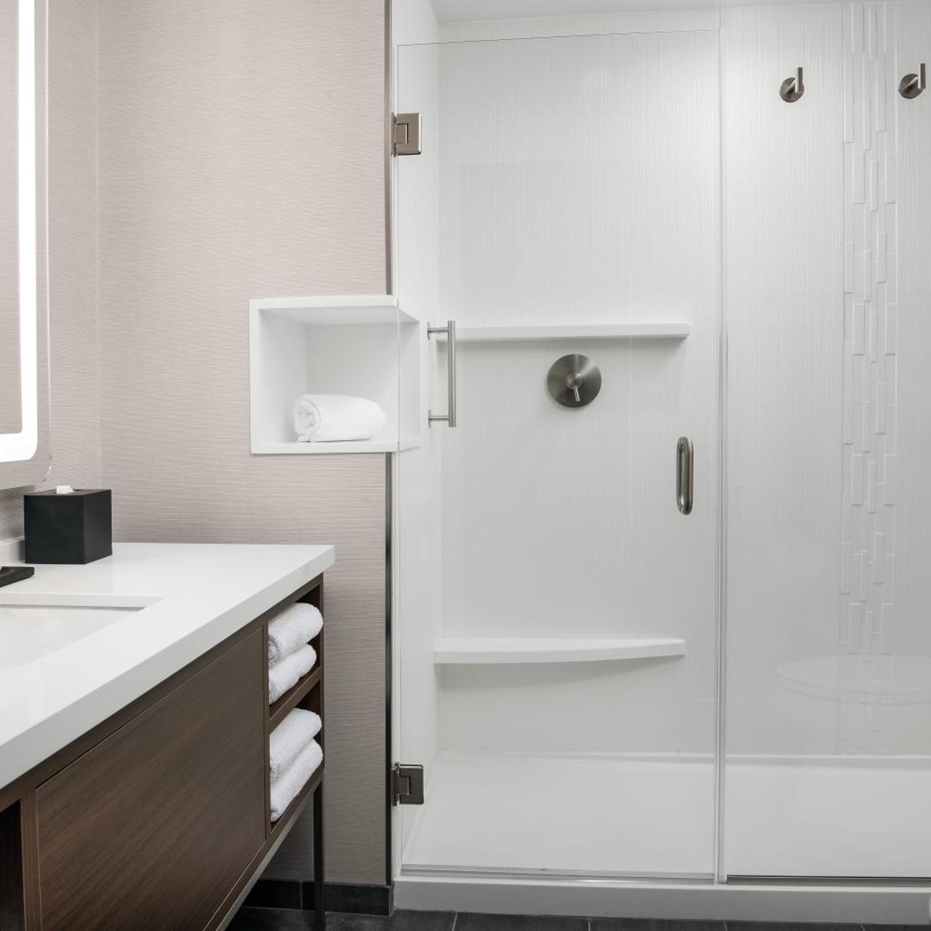 غرفة قياسية بسرير كينج مع أريكة بحوض استحمام لذوي الإعاقة، Courtyard by Marriott Bozeman 8/8