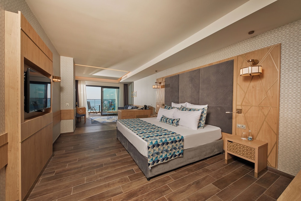 Preferred Club, Deluxe, Suite, King Bed, Sea View, Balcony