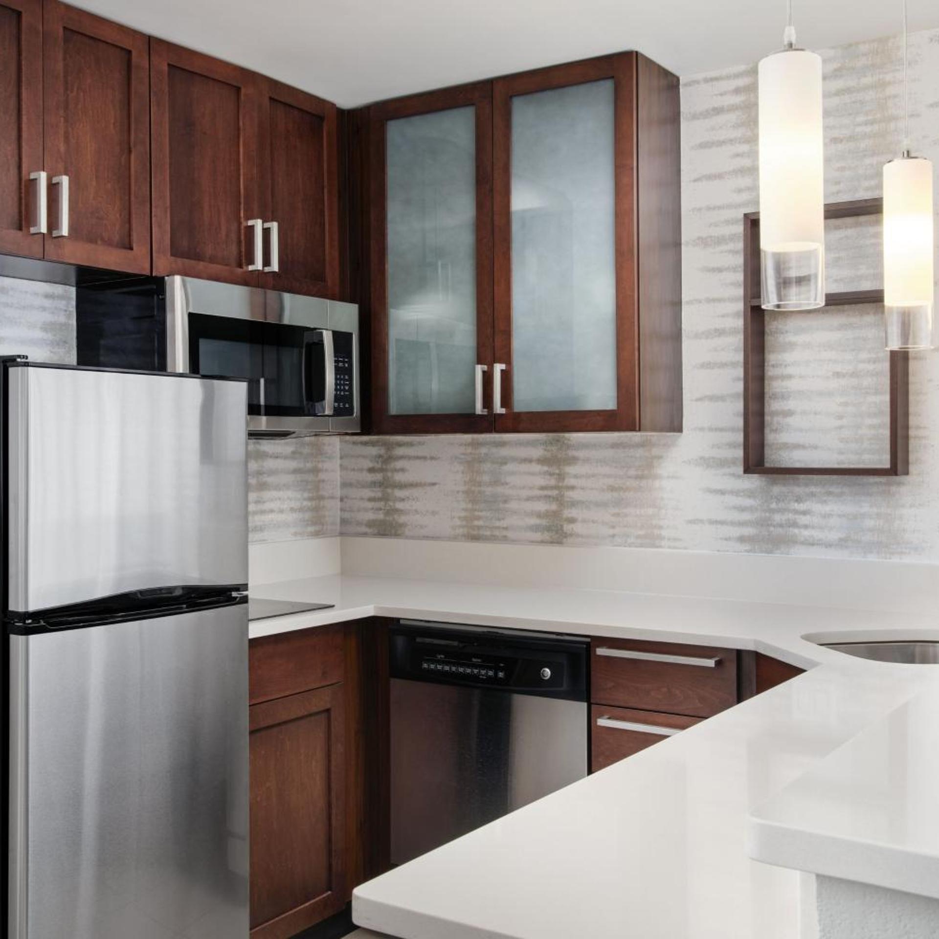 جناح بسرير كوين بغرفة نوم واحدة مع أريكة، Residence Inn Fort Myers at I-75 and Gulf Coast Town Center 2/5