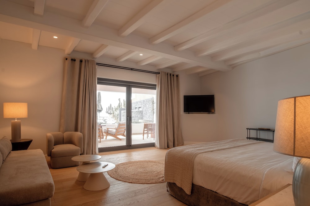 Master, Suite, King Bed, Pool Front, Sofa