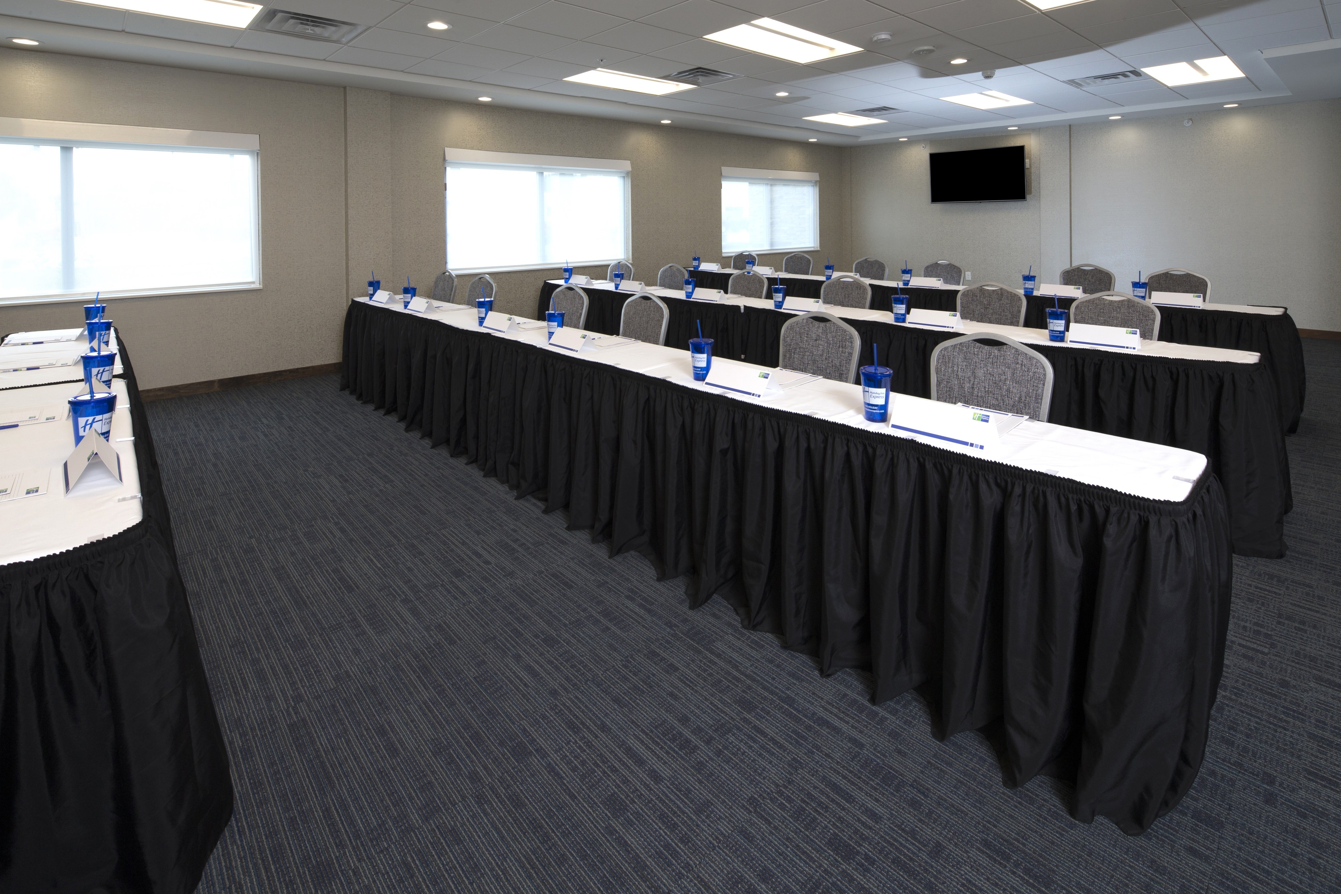 Holiday Inn Express Suites Alpena Downtown 31/40
