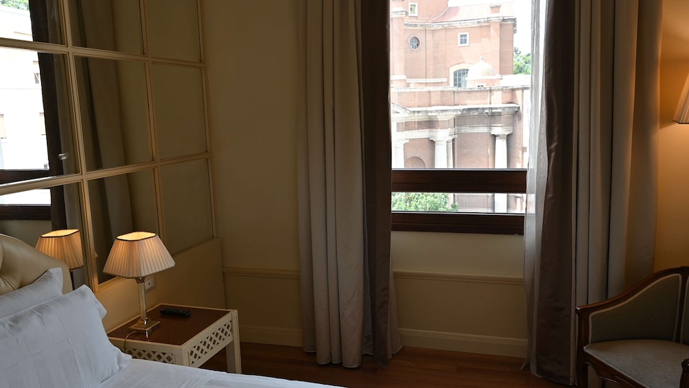 Junior Suite, Queen Bed, Radisson Blu Ghr Hotel Rome 7/7