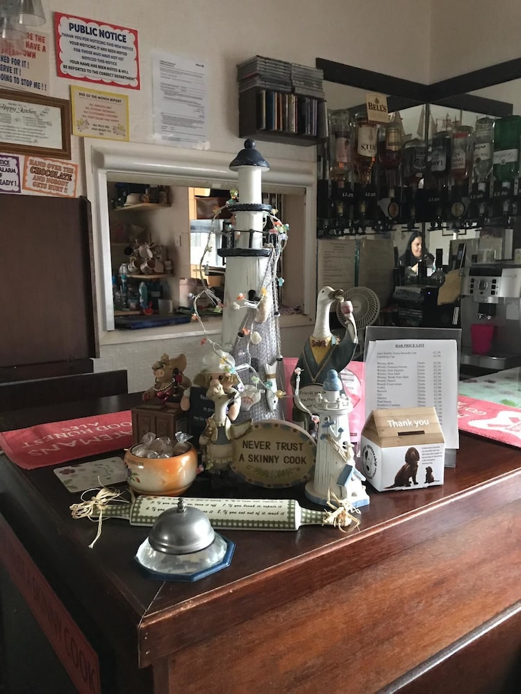 Lyndsay Guest House 40/50