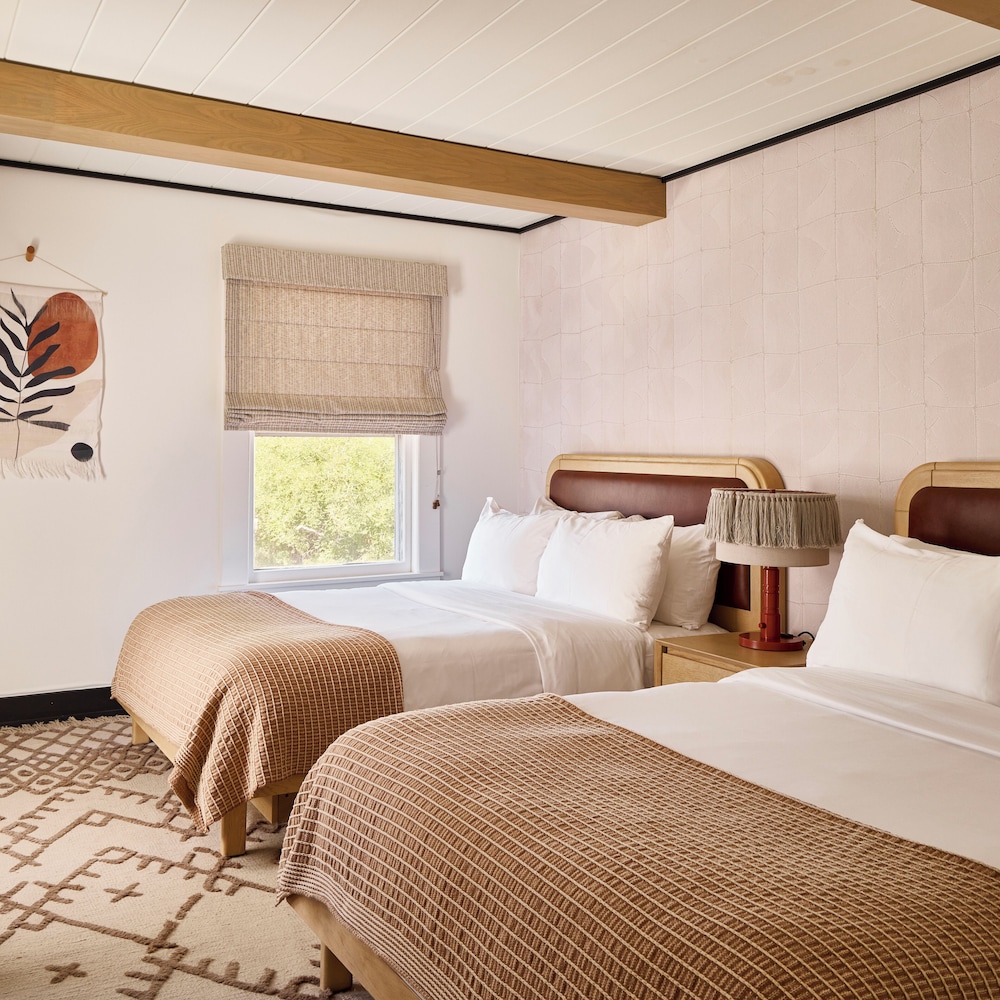 2 Bedrooms, Chappy House, Suite, 1 King and 2 Queen Beds