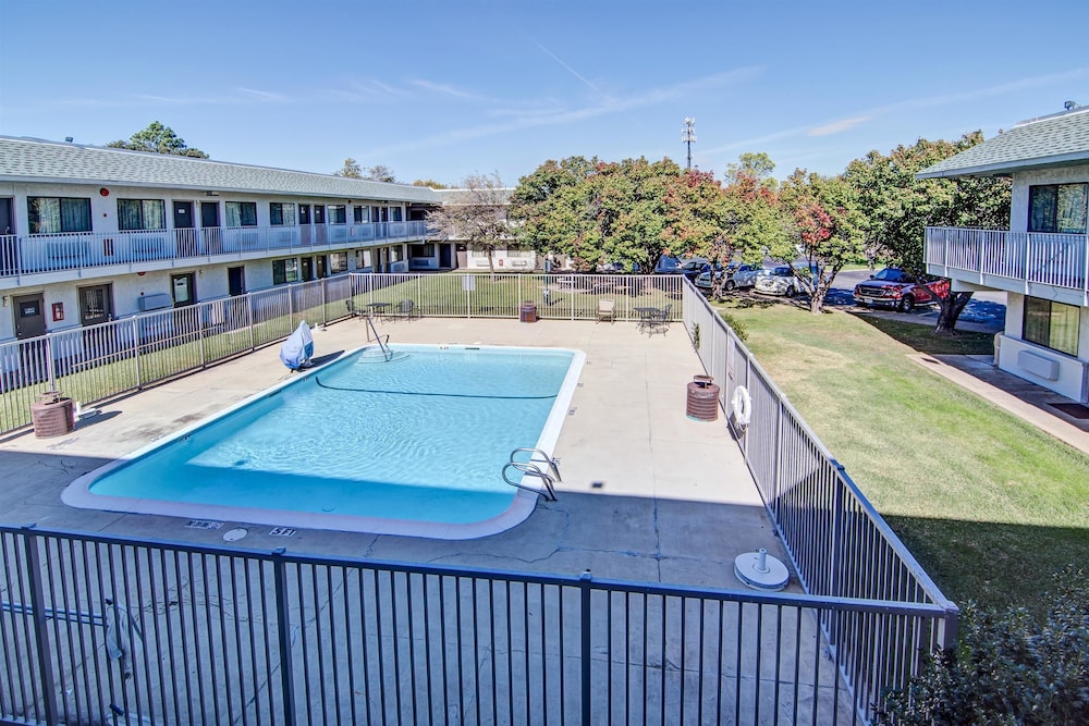 Studio6 Grand Prairie, TX 46/60