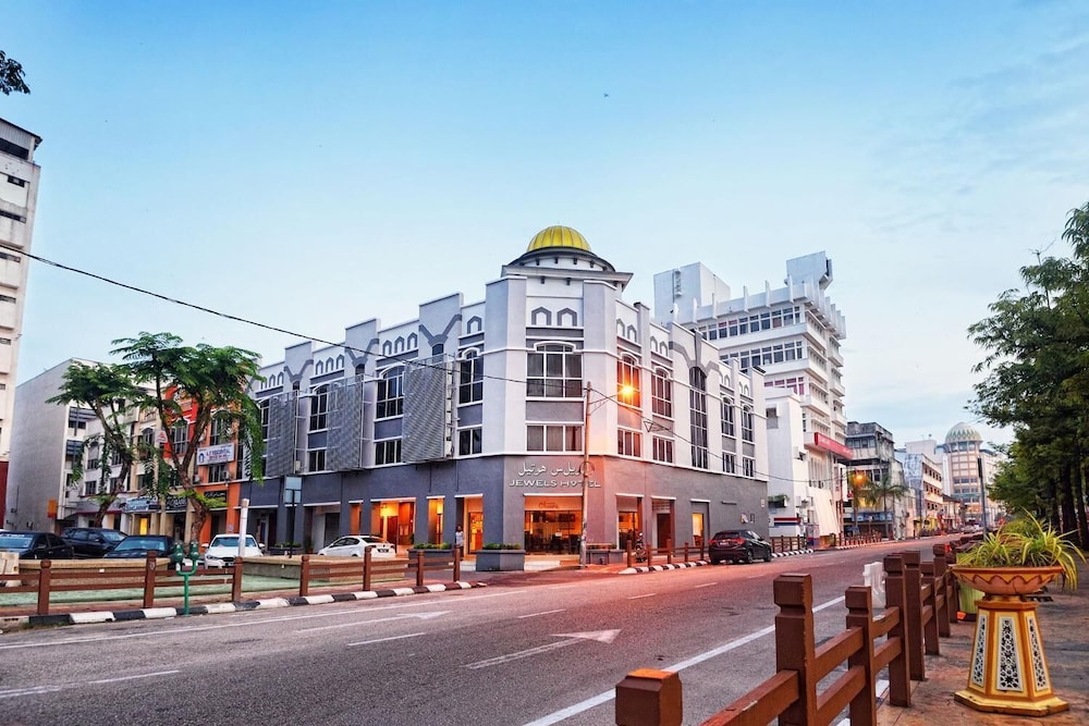 Jewels Hotel 45/46