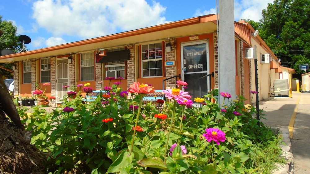 TOWN HOUSE MOTEL 5/61