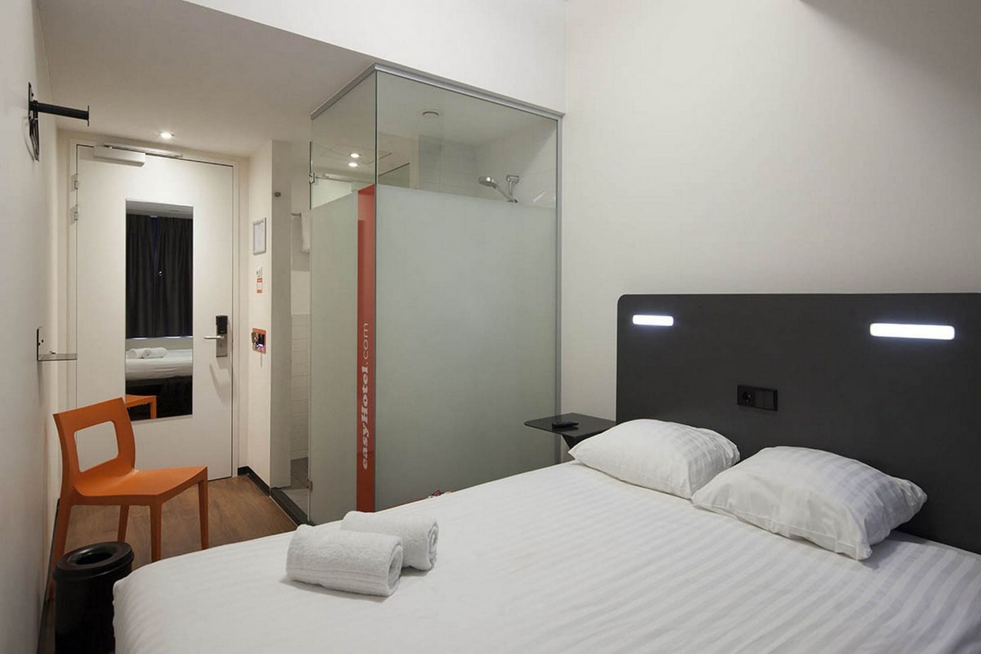 ROOM, DOUBLE BED, SMALL