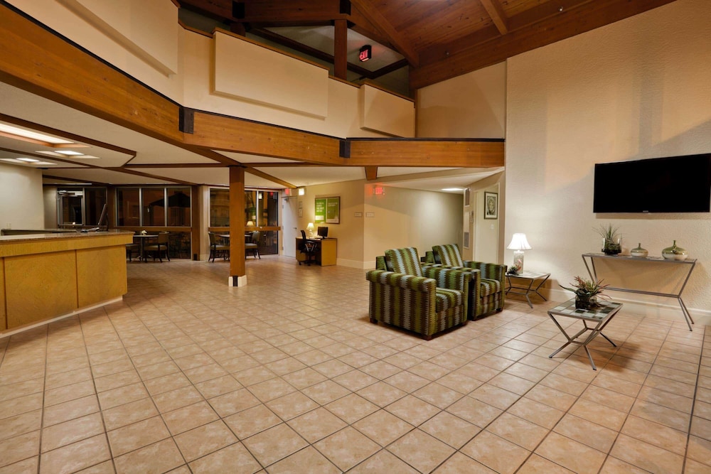 La Quinta Inn & Suites by Wyndham St. Pete-Clearwater Airpt 9/51
