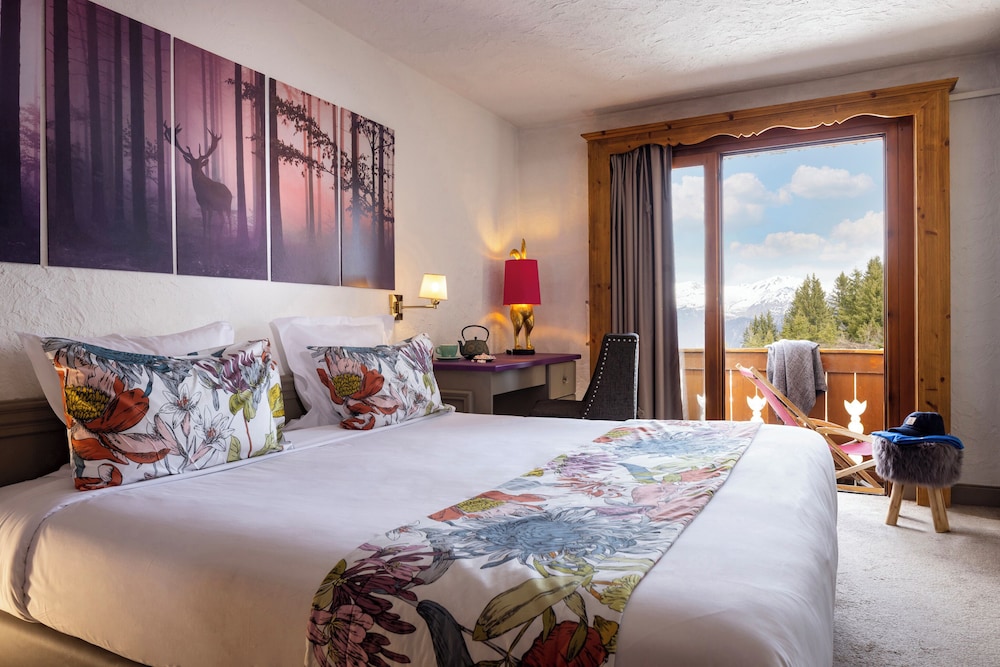 SUPERIOR, DOUBLE OR TWIN BED