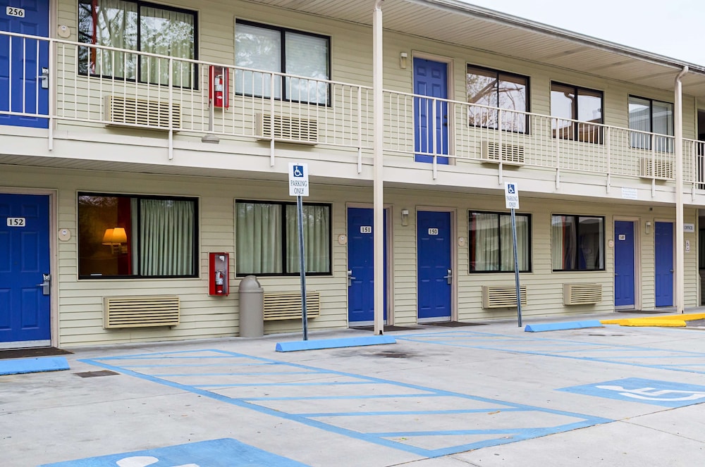 West Ashley Inn 26/27