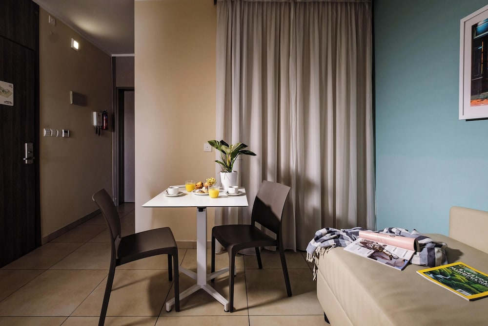 115 The Strand Hotel And Suites 33/49