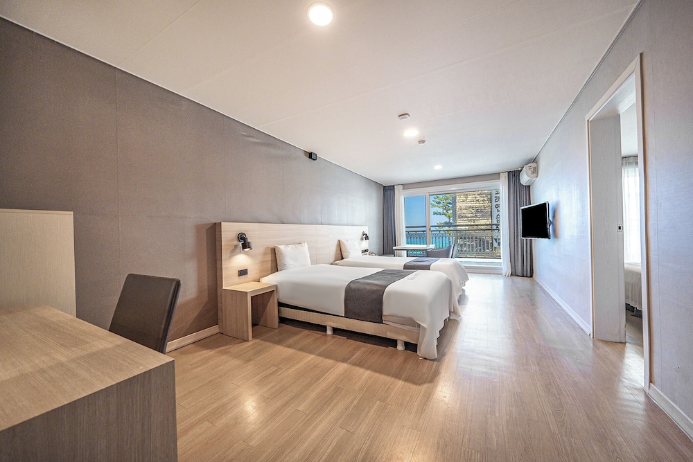 CONNECTING, 2 ROOMS, FAMILY, QUADRUPLE, PARTIAL OCEAN VIEW
