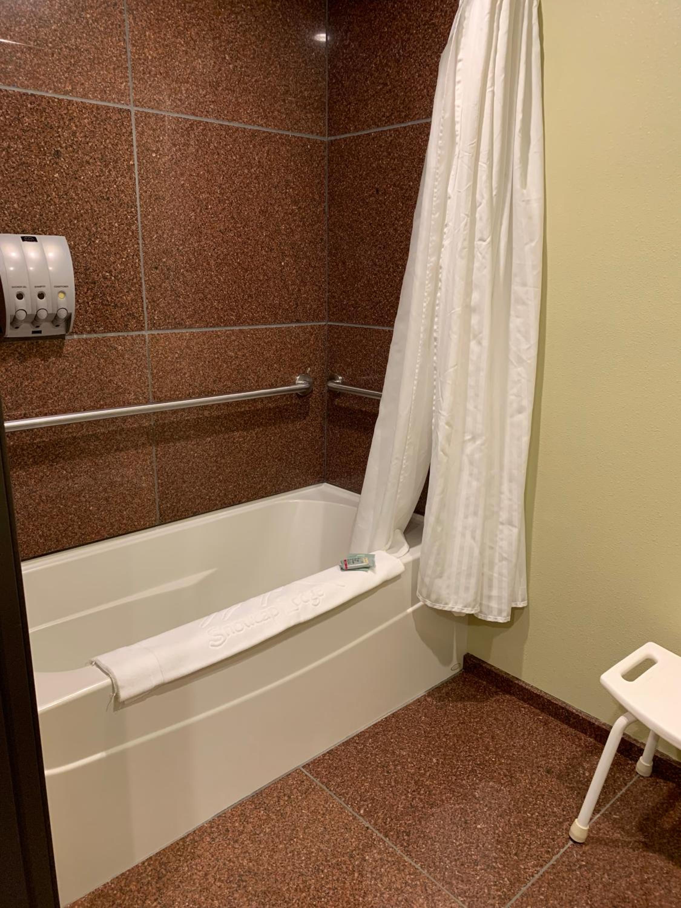 Room, Queen Bed, Sofa, Bathtub, Accessible, Best Western Snowcap Lodge 5/6