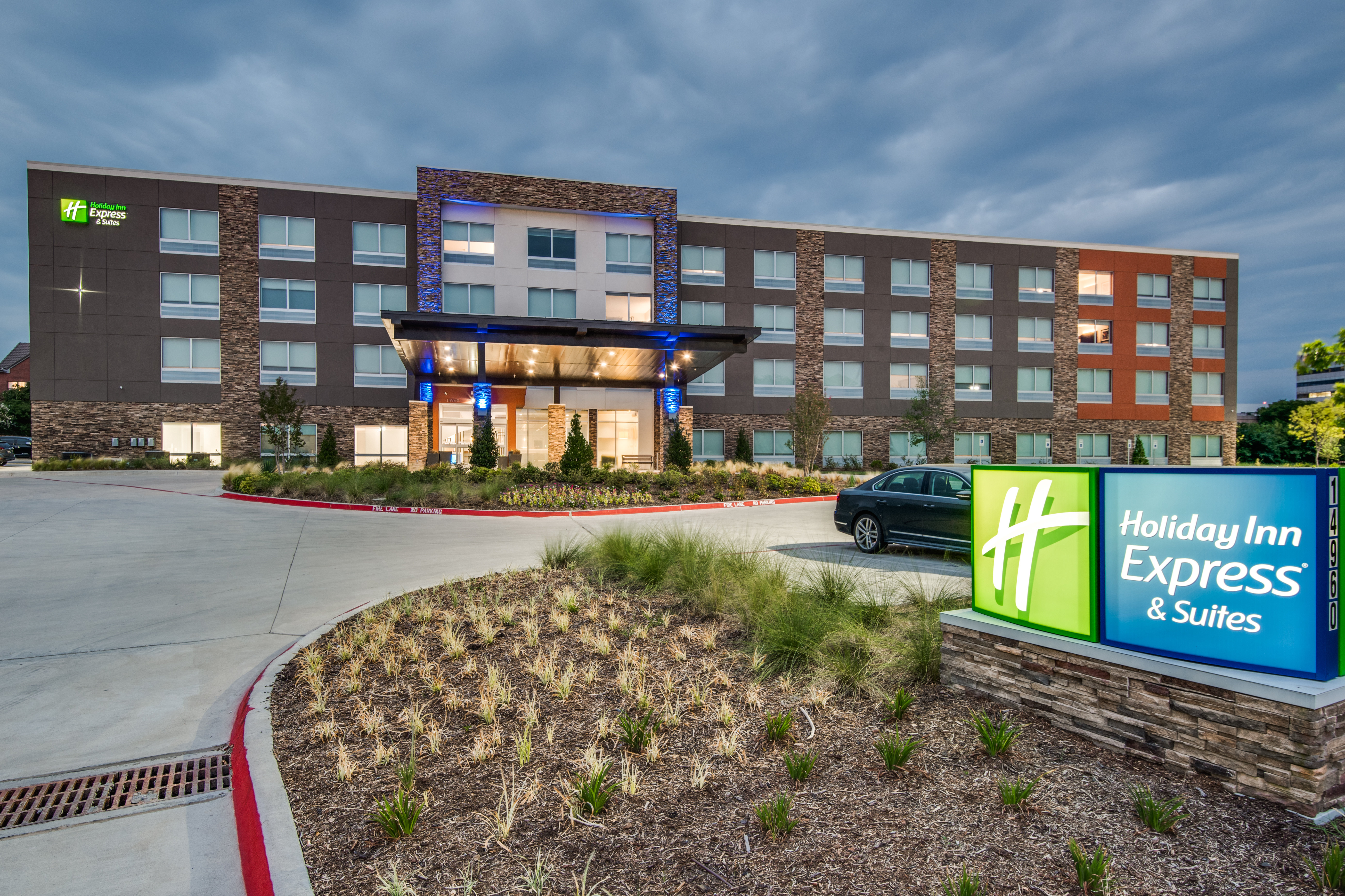 Holiday Inn Express And Suites Dallas North Addison 60/64