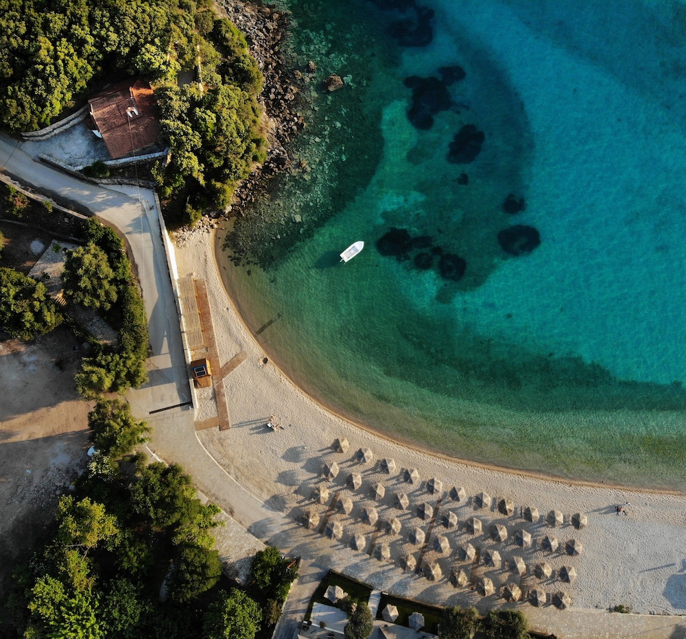 Prima Vista Beachfront Boutique Hotel 54/60