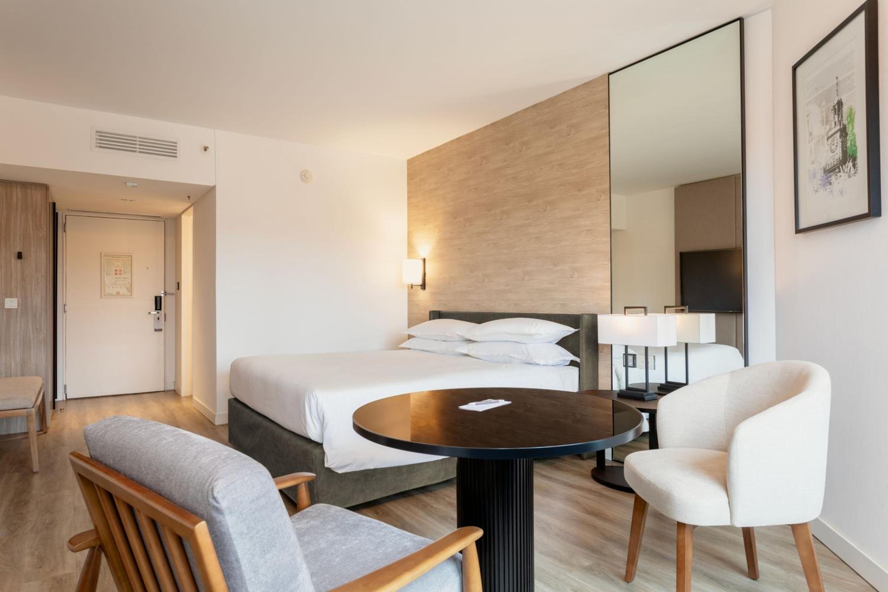 Guest Room, Superior, King Bed, Pool Access، Sheraton Buenos Aires Hotel And Convention Center 7/10