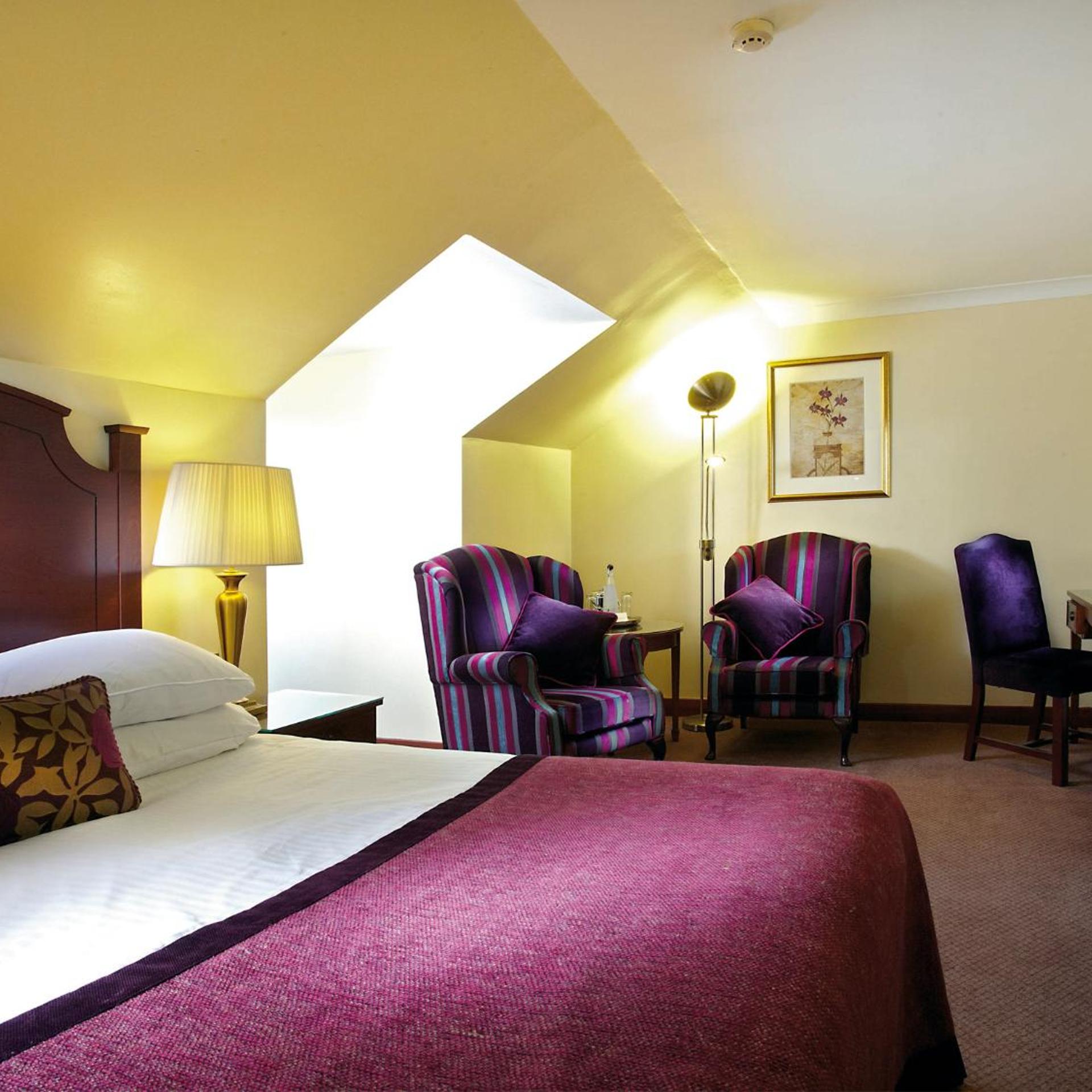 Feature, Double Bed، Macdonald Inchyra Hotel Spa 2/3