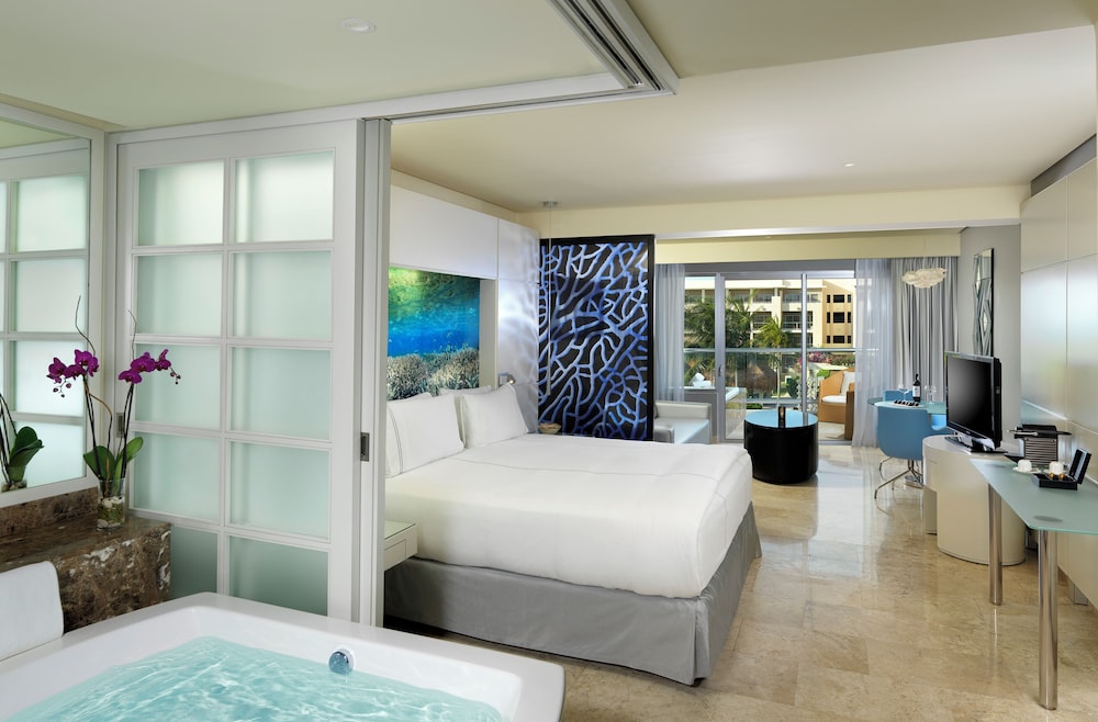 Junior Suite, King Bed, Nature View 3/4