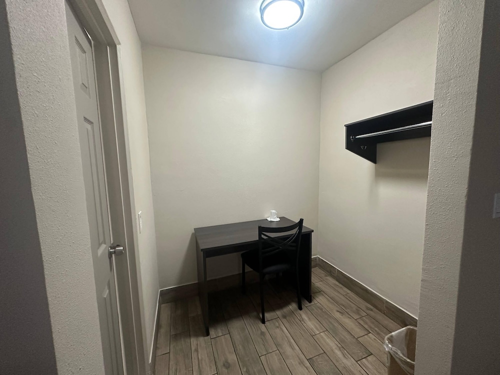 Econo Lodge St. Petersburg Central 32/54