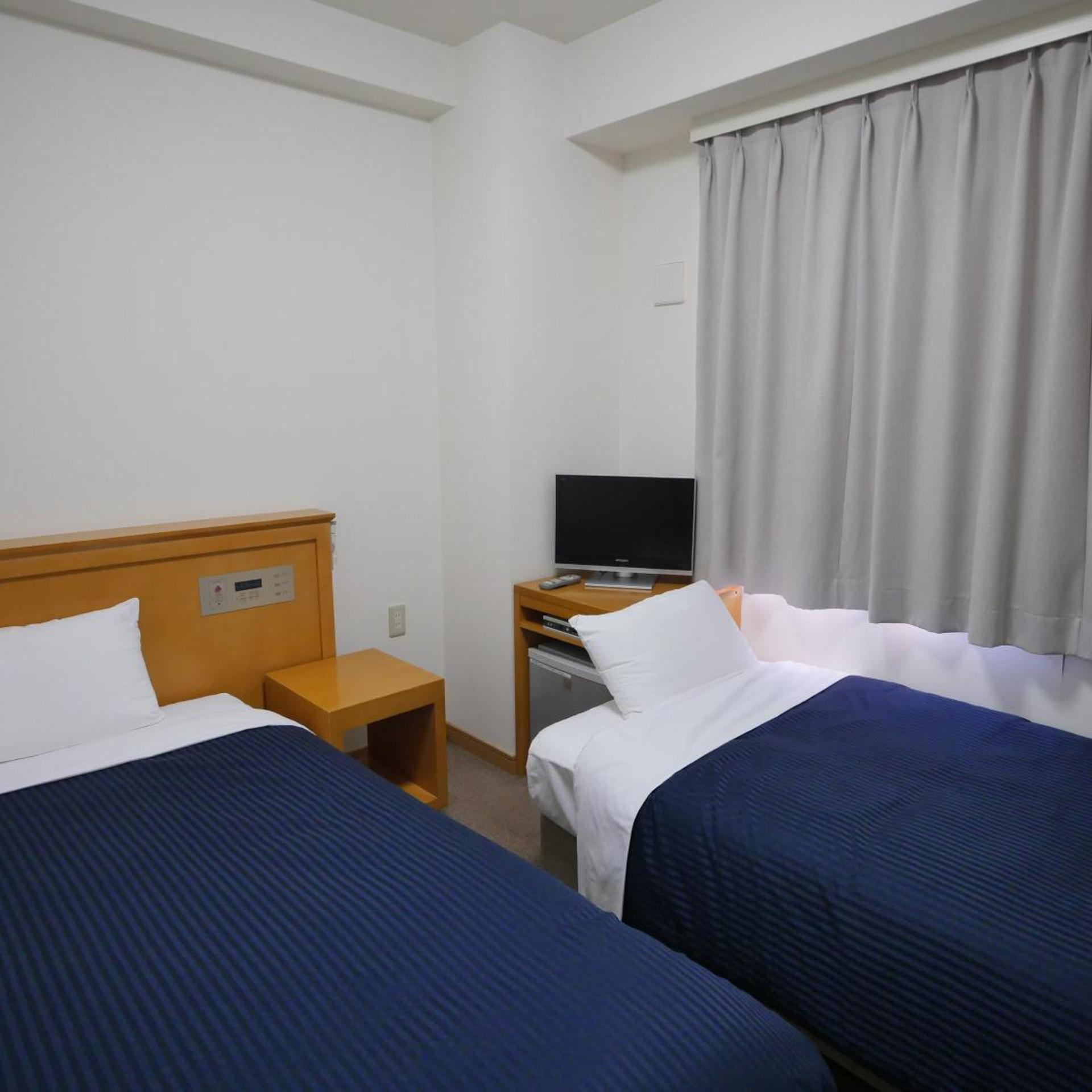 Compact, Twin Beds, Smoking