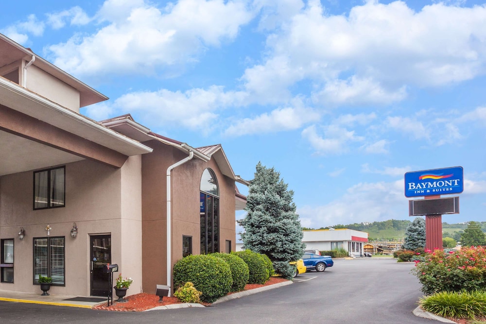 Baymont by Wyndham Pigeon Forge near Island Drive 18/28
