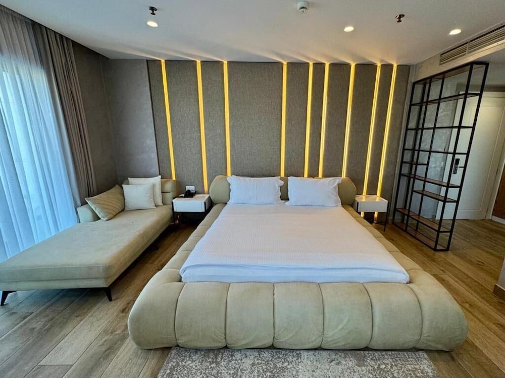 HENRY RESORT & SPA 18/62