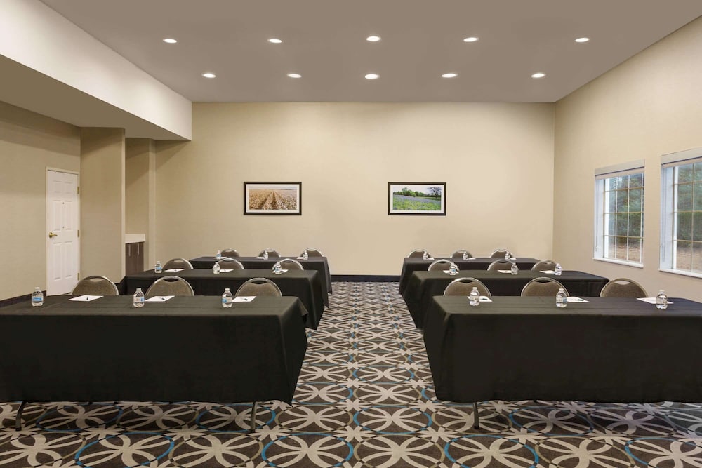 La Quinta Inn & Suites by Wyndham I-20 Longview South 40/43