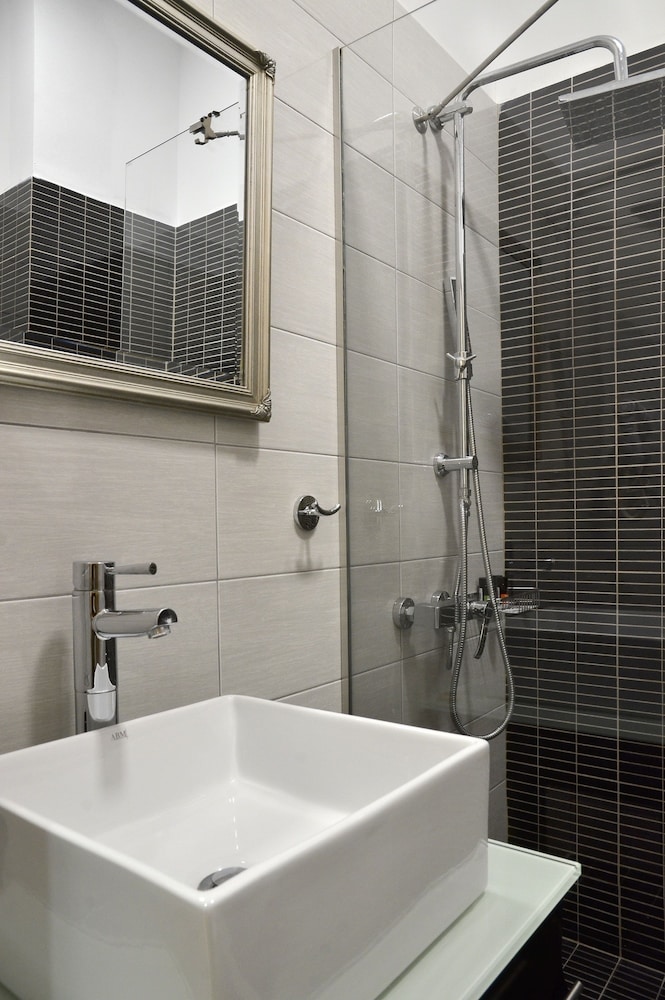 Forest Suites Boutique Hotel 74/79