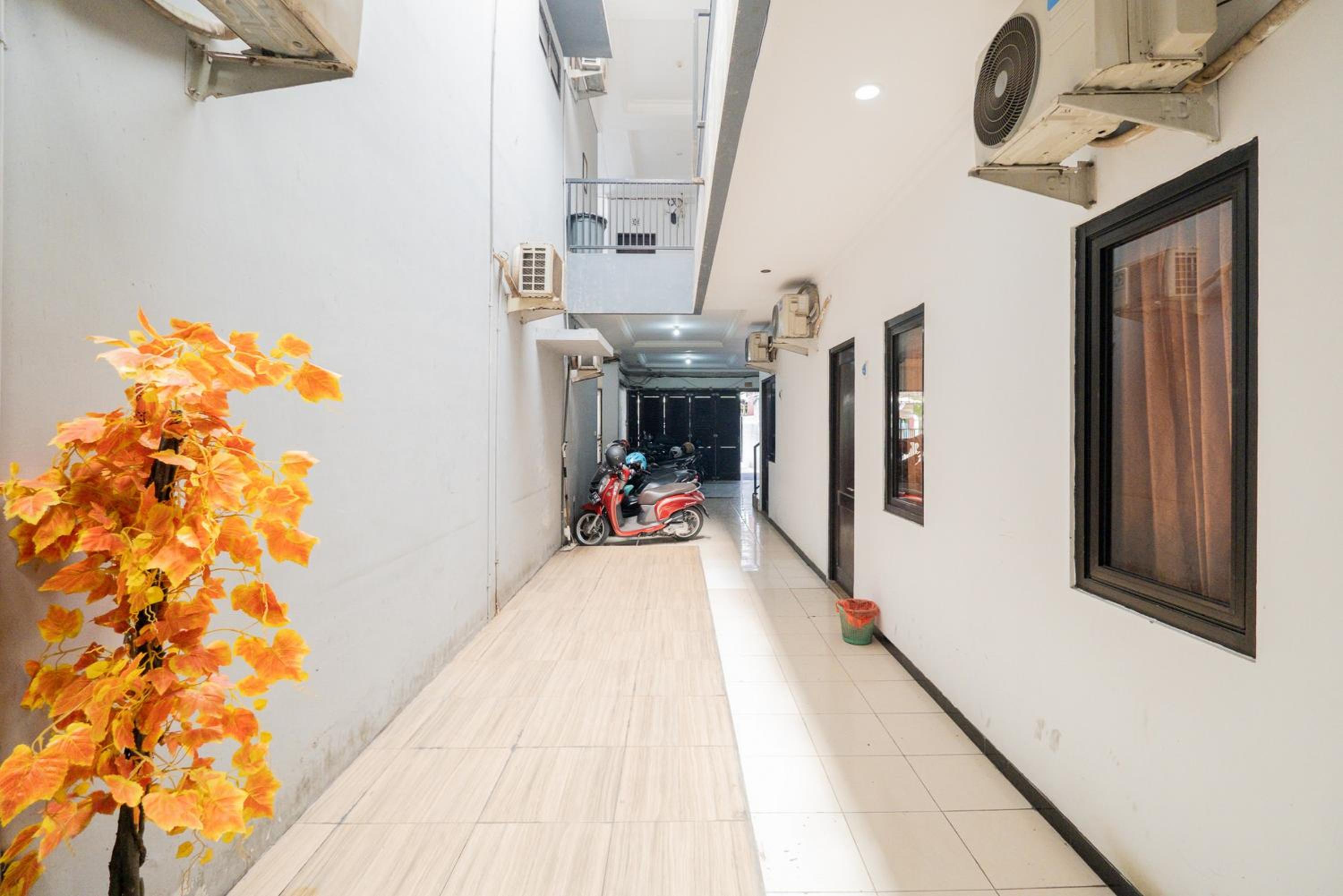 OYO Flagship 90524 Holistay Surabaya New 27/33