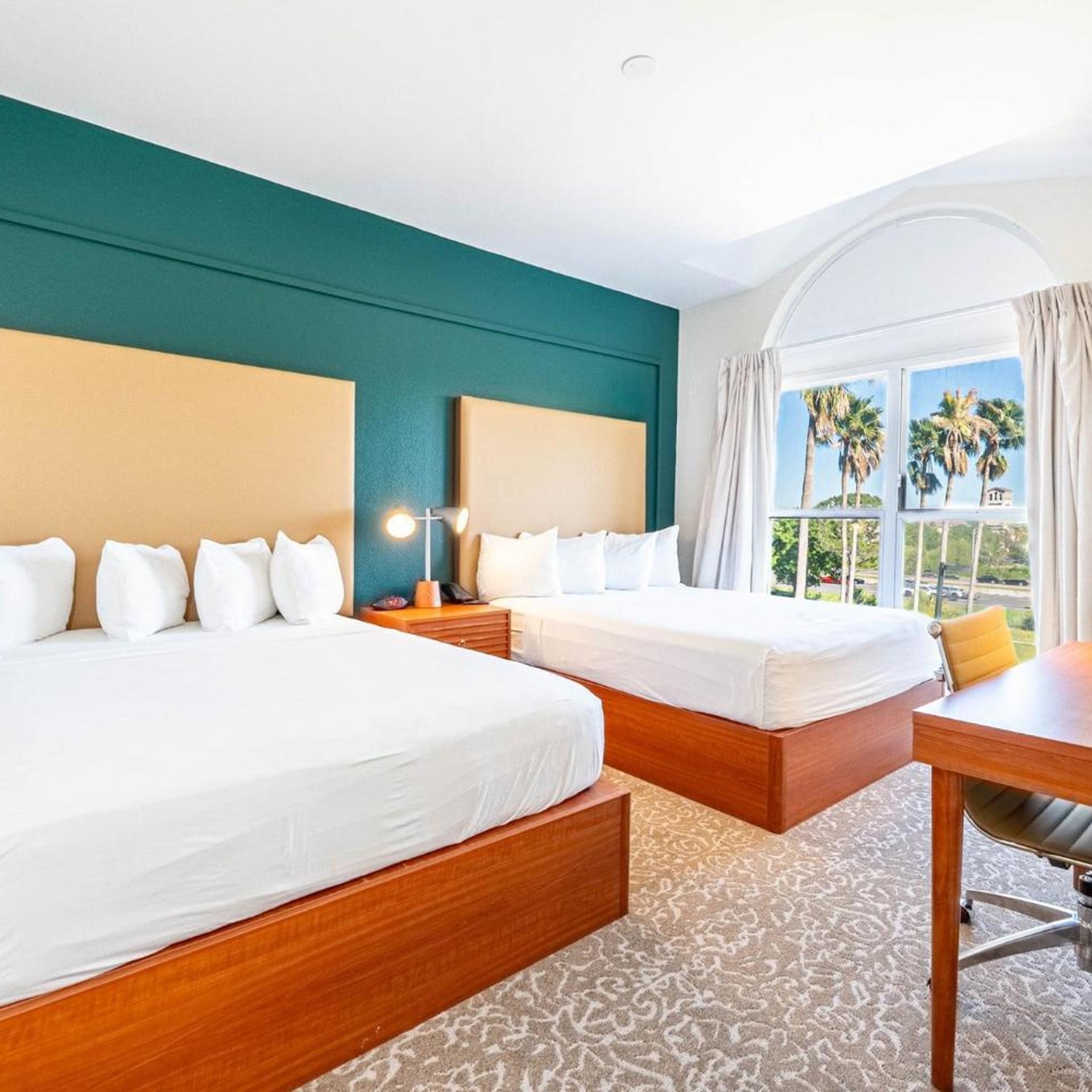 1 Bedroom, Suite, Queen Bed, Pool View