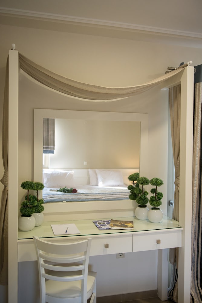 Mantinia Bay Hotel 42/45