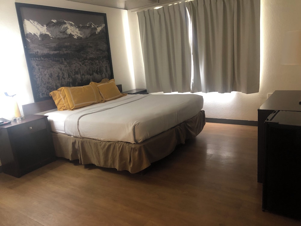 STUDIO, KING BED