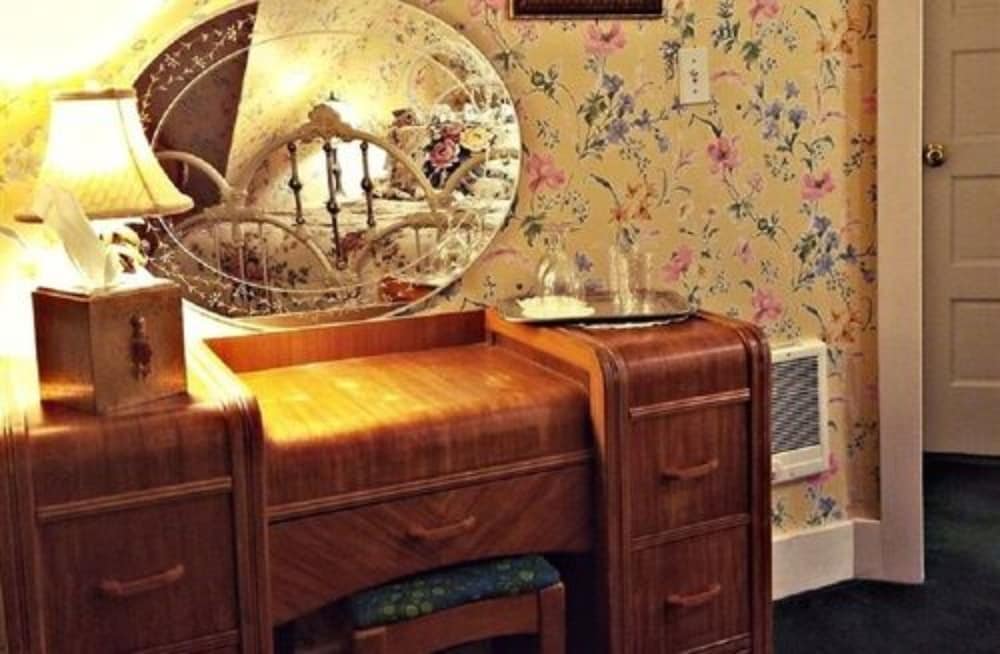 Geiger Victorian Bed and Breakfast 3/25