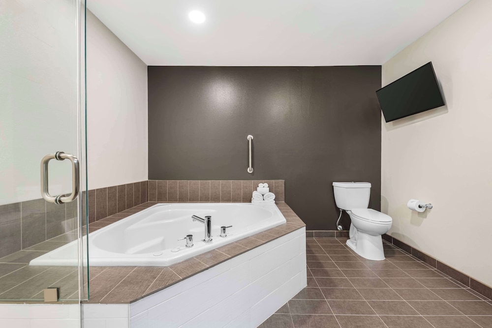 جناح بسرير كينج مع أريكة بحوض جاكوزي، Caretta Landing Sarasota, an Ascend Collection Hotel 4/4