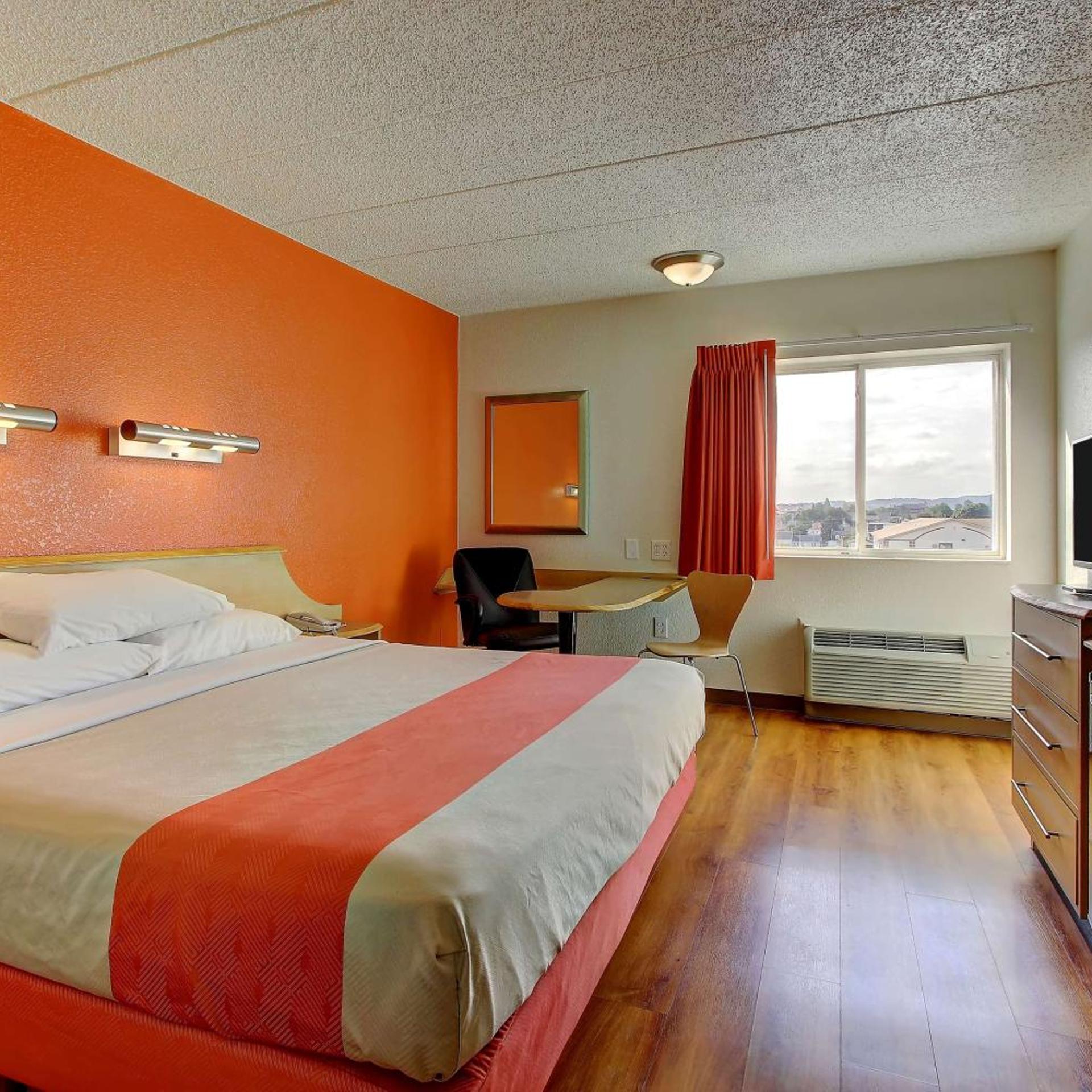 1 Queen Bed