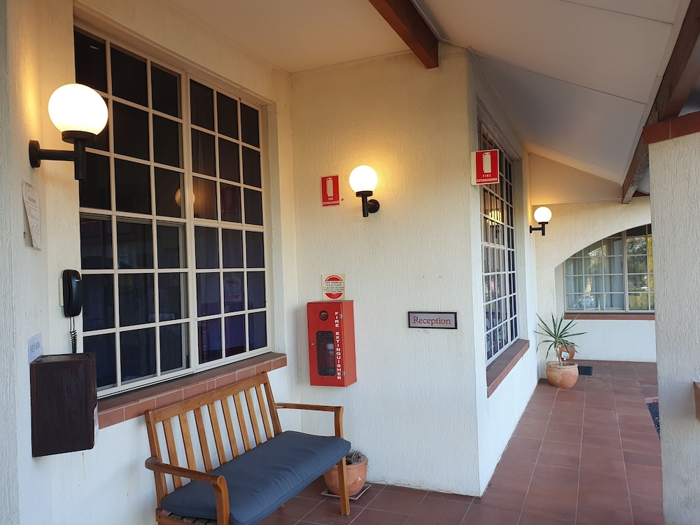 MCNEVIN'S WARWICK MOTEL 42/64