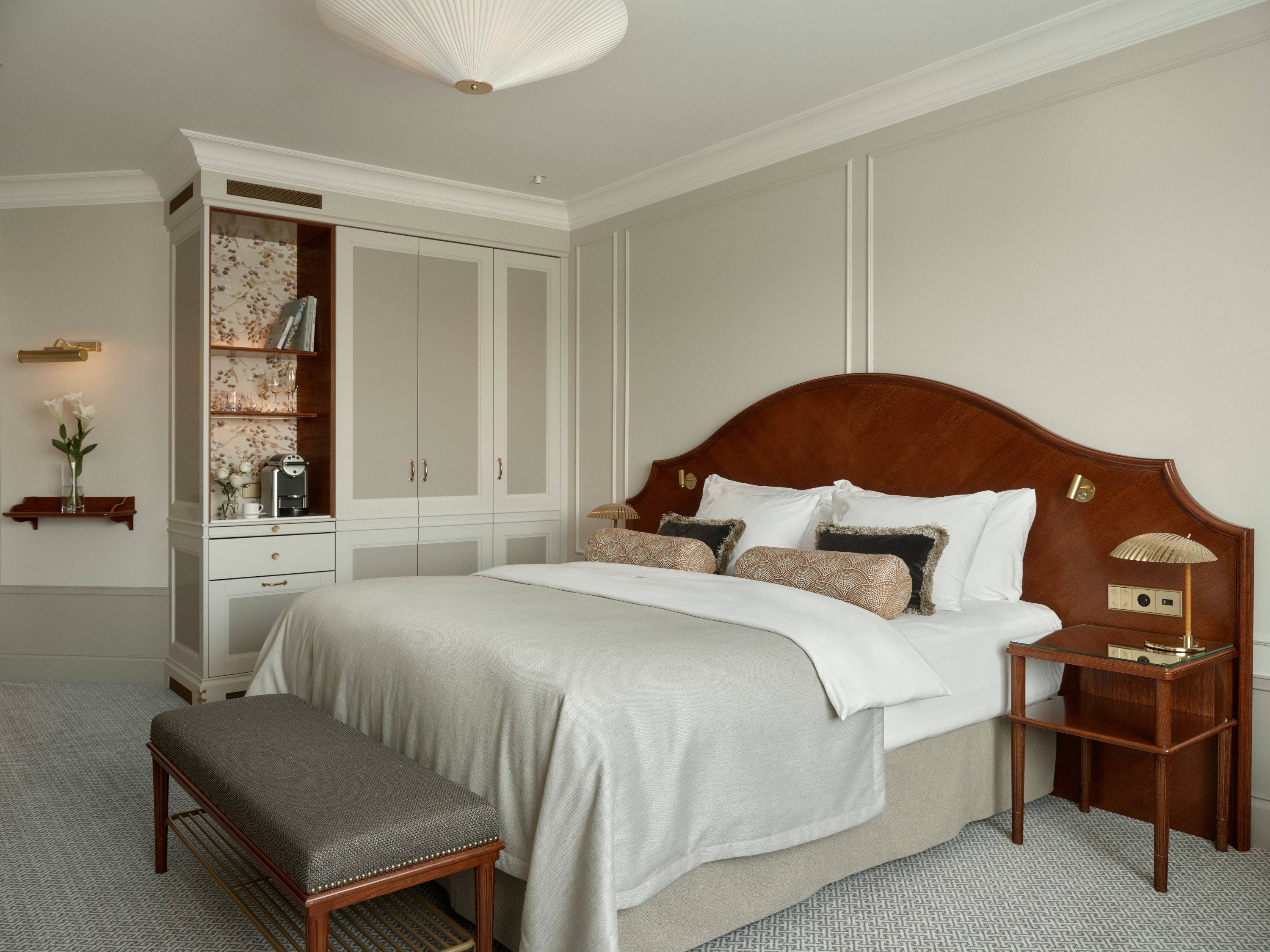 DELUXE, KING BED