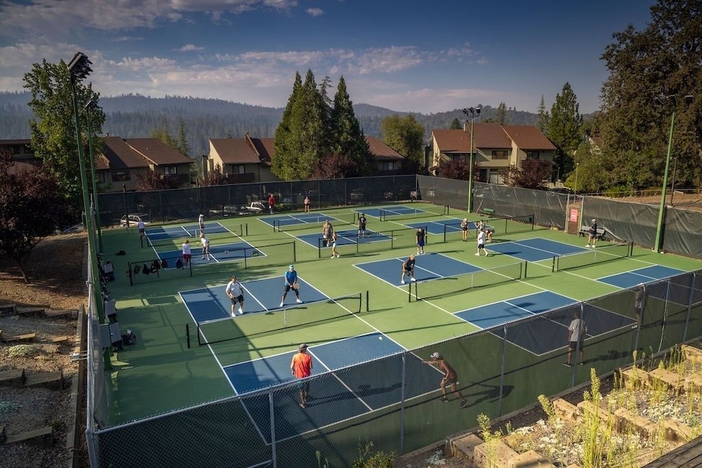 Star of the Mountain - The Star of Your Vacation by Yosemite Region Resorts 12/35