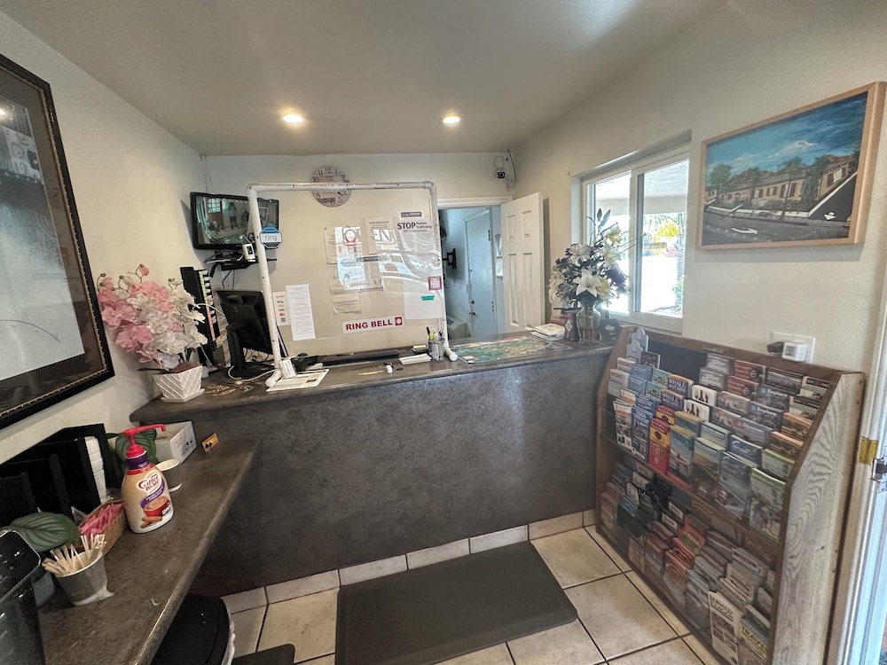 Town and Country Inn 6/50