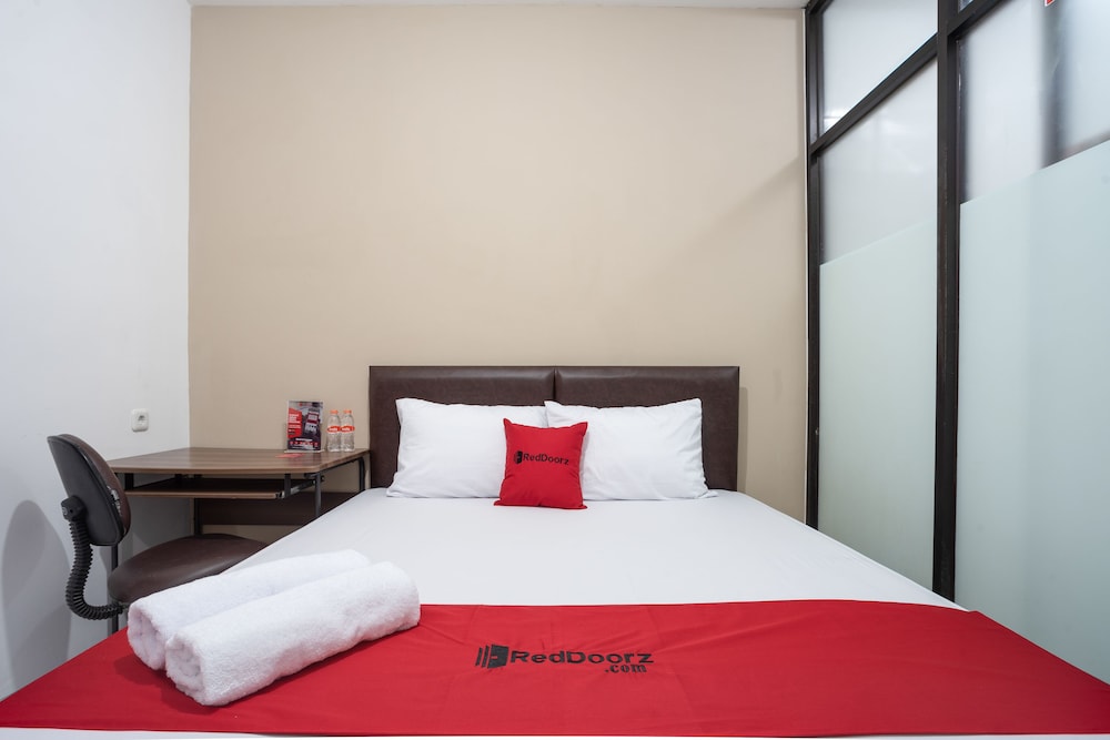 RedDoorz near Eka Hospital BSD City 14/29