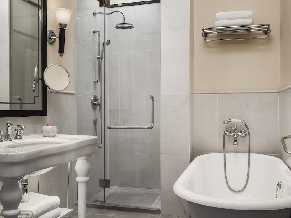 Landmark, King Bed، Raffles Hotel Le Royal 6/7