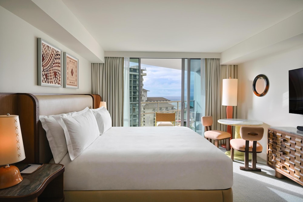 Renovated, Deluxe, King Bed, Partial Ocean View, Sofa