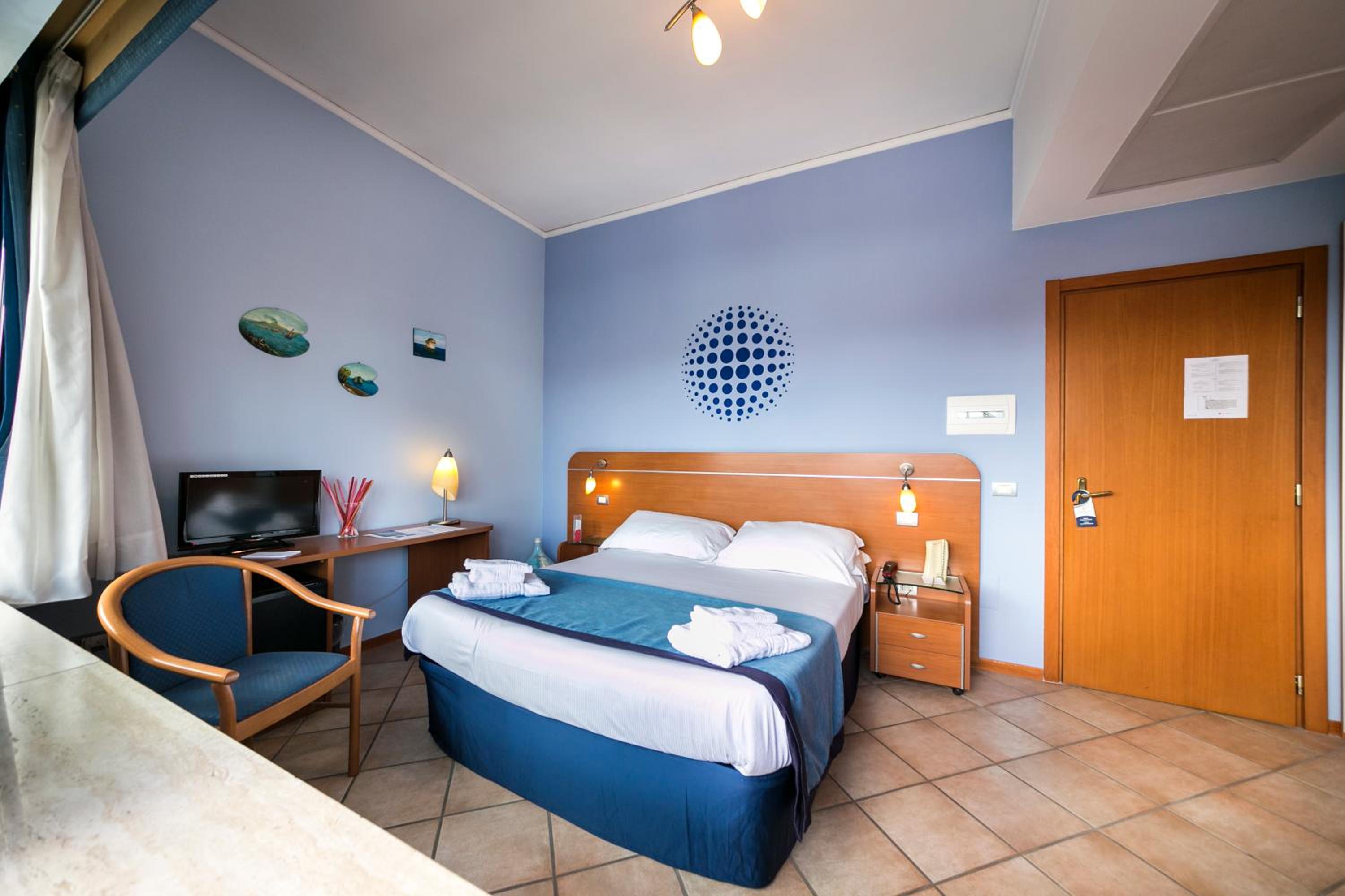 ROOM, DOUBLE OR TWIN BED