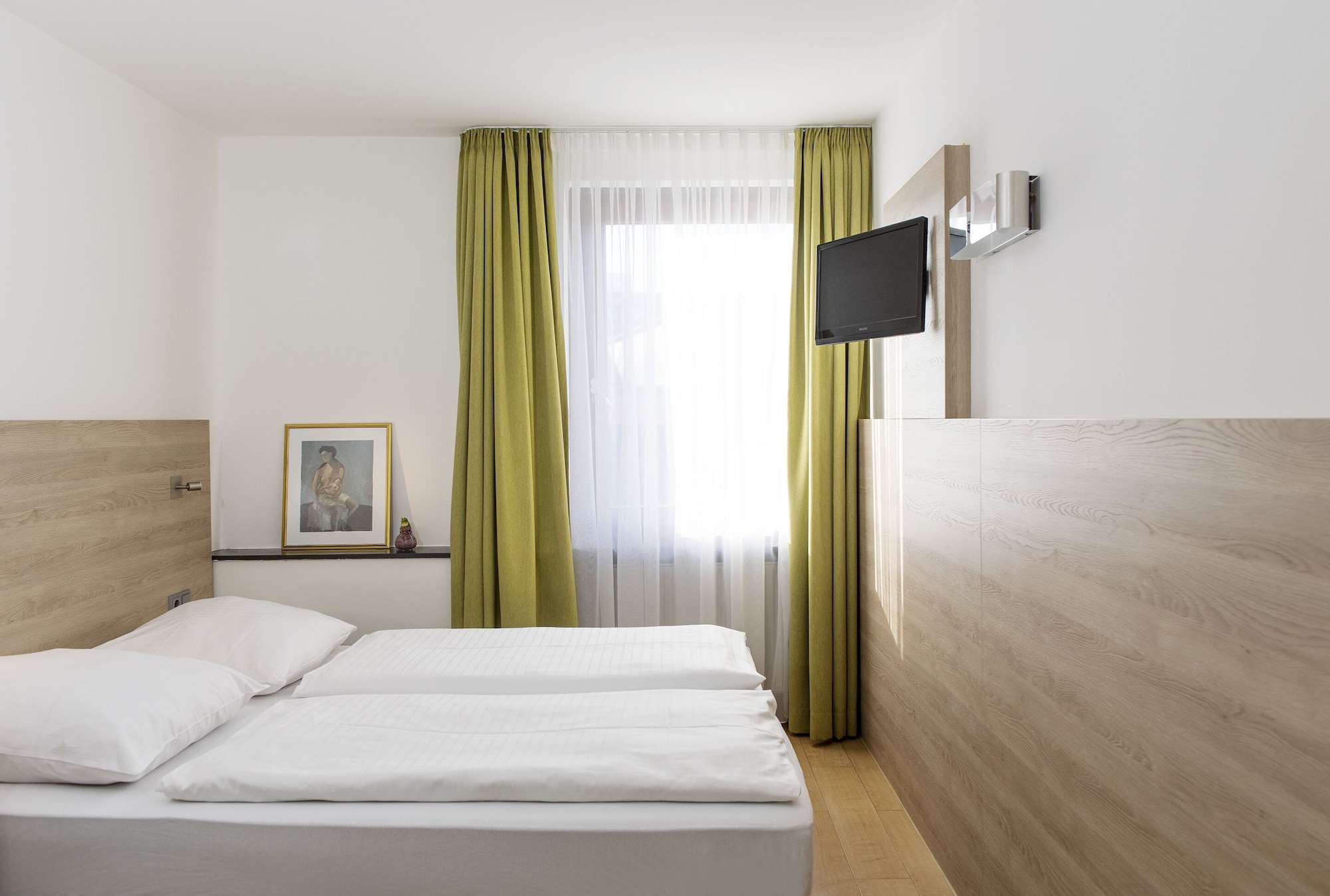 ROOM, DOUBLE OR TWIN BED