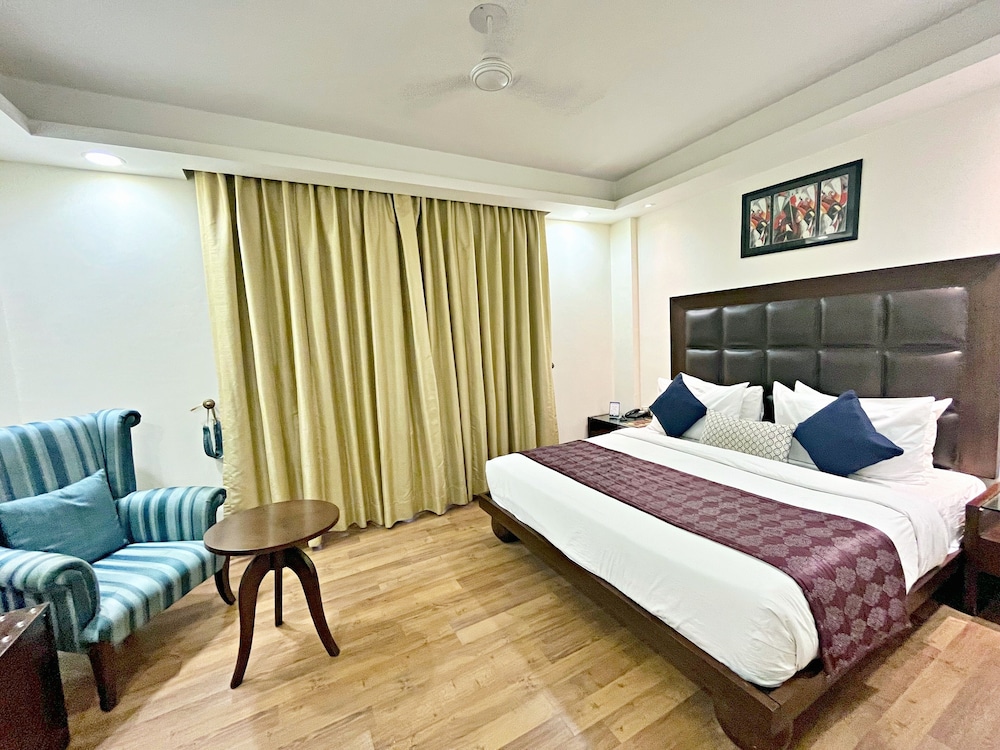 DELUXE, DOUBLE OR TWIN BED