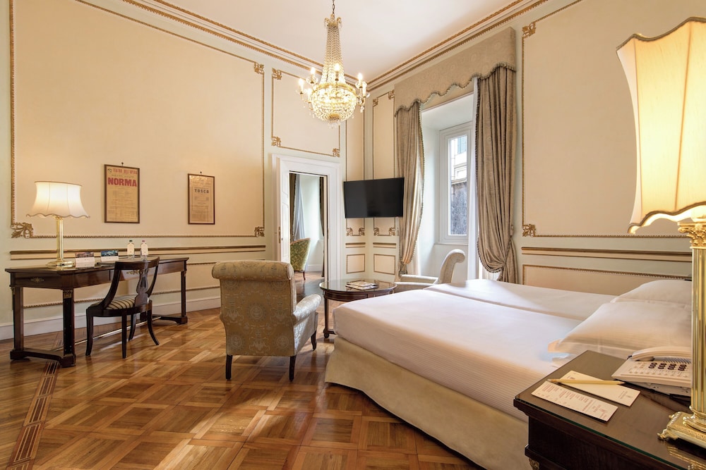 SUITE, QUEEN BED